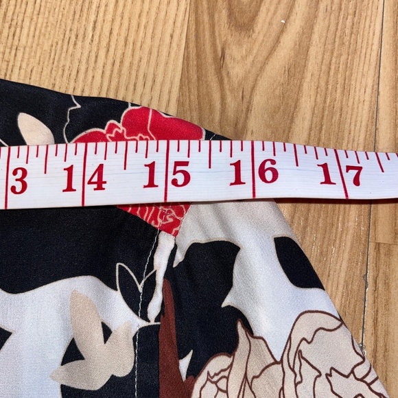 Equipment (S) 100% silk blouse, rose floral pattern. - Picture 12 of 14